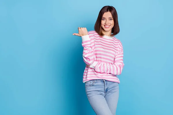 Foto di carino millennial bruna signora indice promozione indossare jeans camicia isolato su sfondo blu — Foto Stock