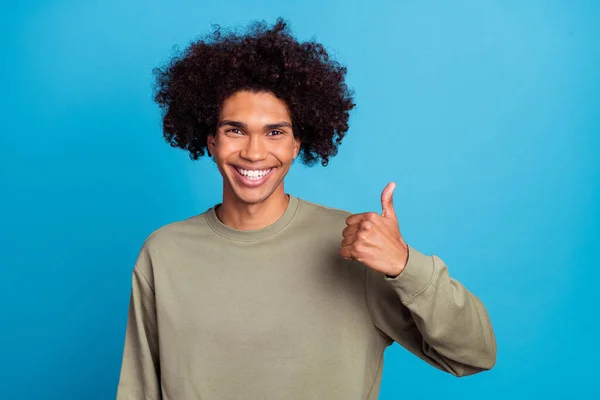 Foto de hombre joven mostrar retroalimentación pulgar hacia arriba buena sugieren anunciar aislado sobre fondo de color azul — Foto de Stock