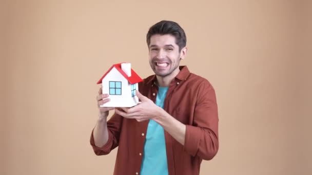 Vrolijke kerel winnen jackpot gebouw vuist omhoog geïsoleerde pastel kleur achtergrond — Stockvideo