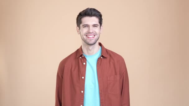 Guy mäklare ser toothy leende kamera isolerad pastell färg bakgrund — Stockvideo