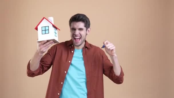 Guy trzymać budynku klucz osiągnąć loteria wygrać pojedyncze pastelowe tło kolor — Wideo stockowe