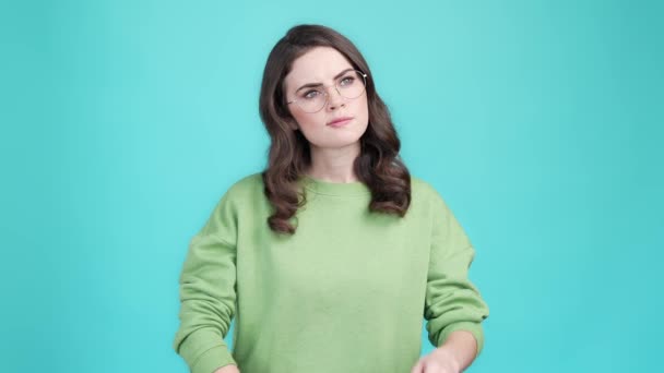 Pensive dáma hluboké myšlení rozhodnout řešení izolované azurové barvy pozadí — Stock video