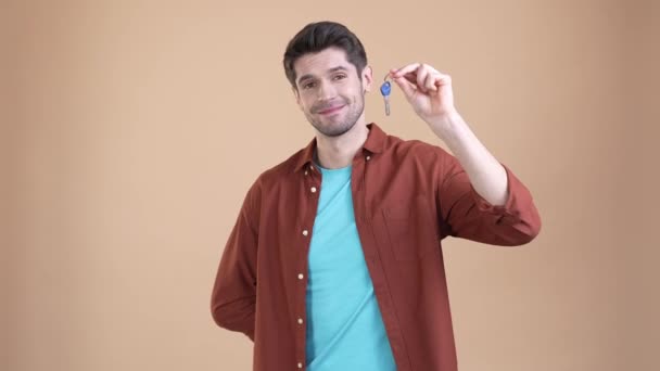 Boyfriend aanwezig huis makelaar geïsoleerde pastel kleur achtergrond — Stockvideo