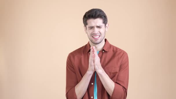 Zoufalý chlap problém hájit ruce starosti izolované pastelové barvy pozadí — Stock video
