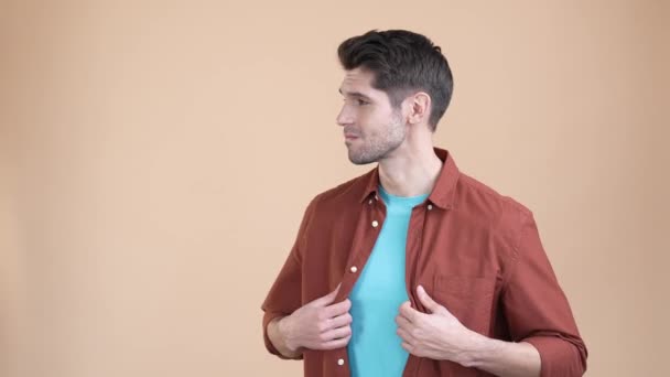 Menajer adam başlamaya hazır çapraz kollar izole edilmiş pastel renk arkaplanı — Stok video