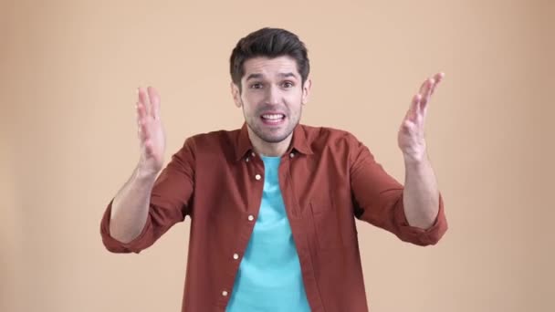 Hayal kırıklığına uğramış bir adam bağrışmaları bastırılmış pastel arkaplan rengi — Stok video