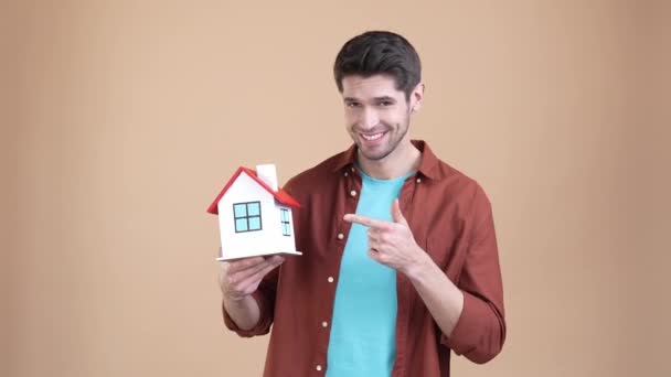 Guy Investor schlagen Wohnung Punkt Gebäude isoliert pastellfarbenen Hintergrund — Stockvideo