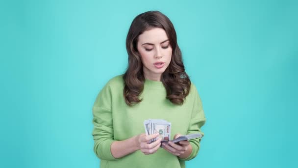 Lady ganar Jackpot cuenta de ingresos usd cien dinero aislado cyan color fondo — Vídeos de Stock