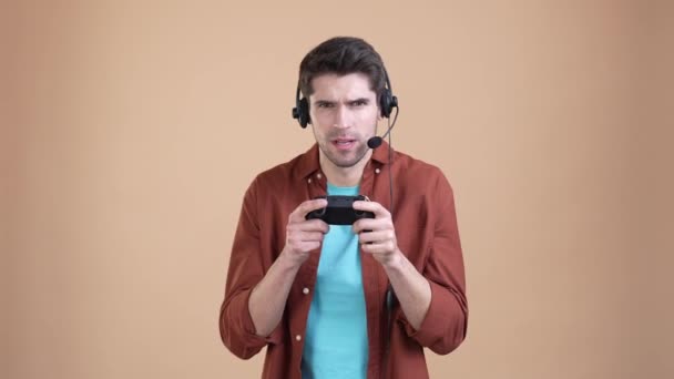 Guy multijugador jugar carrera velocidad puño hasta aislado pastel color fondo — Vídeos de Stock