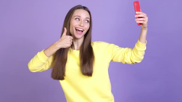 Lady tratar aplicación blogger hacer selfie pulgar hacia arriba aislado color brillante fondo — Vídeo de stock