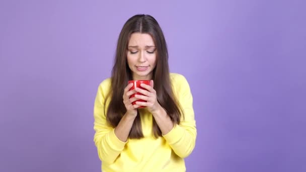 Unwohlsein Dame zittern Zittern trinken heißen Kakao isoliert Glanz Farbe Hintergrund — Stockvideo