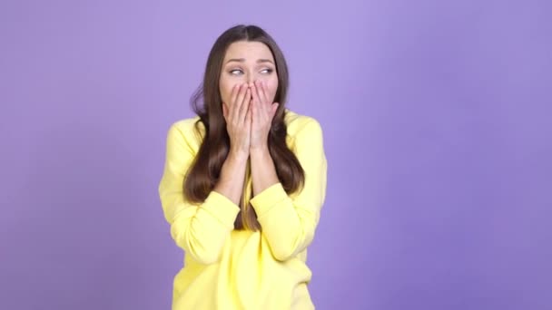 Dame frustrée effrayée fantôme nouveauté crier isolé fond de couleur vive — Video