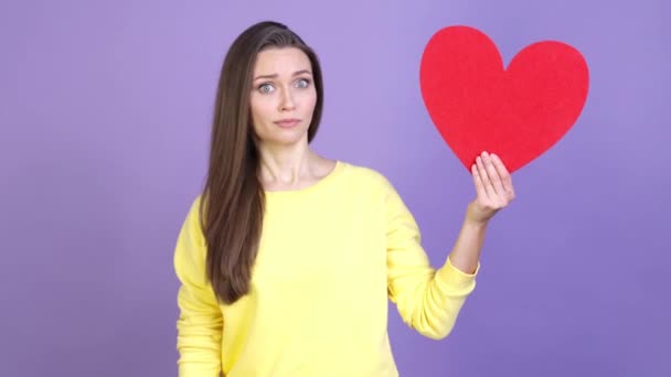 Lady nem szeret kártya szív dobja el elszigetelt élénk színes háttér — Stock videók