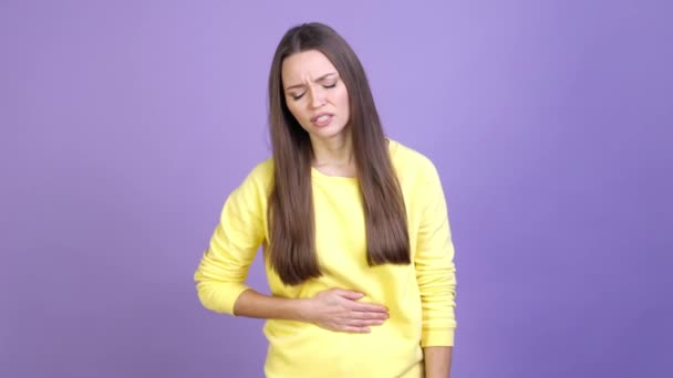 Леди прикосновение желудка страдают от разрыва язвы боль изолирован яркий цвет фона — стоковое видео