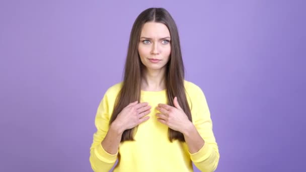 Lady show hånd afvisning gestus isoleret levende farve baggrund – Stock-video