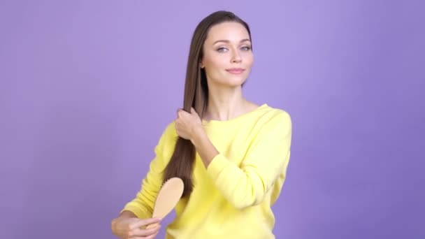 Señora uso peine peinado preparar romántico evento aislado brillo color fondo — Vídeo de stock