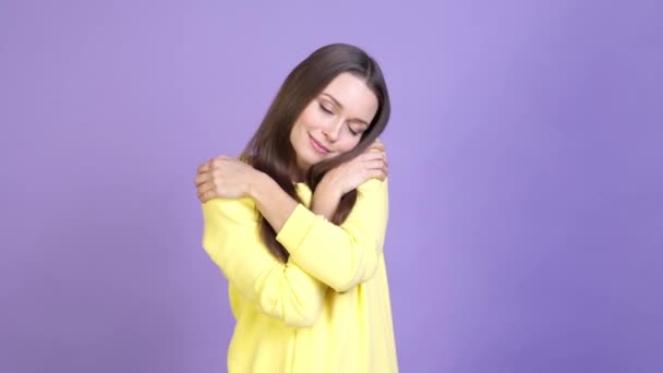 Lady Kuscheln Hände Schultern Wäsche Pullover isoliert lebendige Farbe Hintergrund — Stockvideo