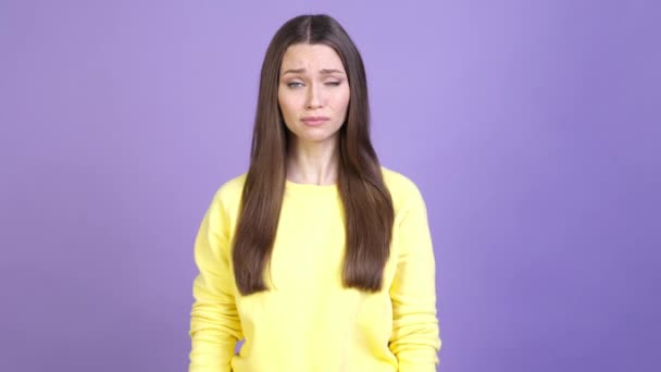 Desapontado senhora perturbado chorar isolado cor brilhante fundo — Vídeo de Stock