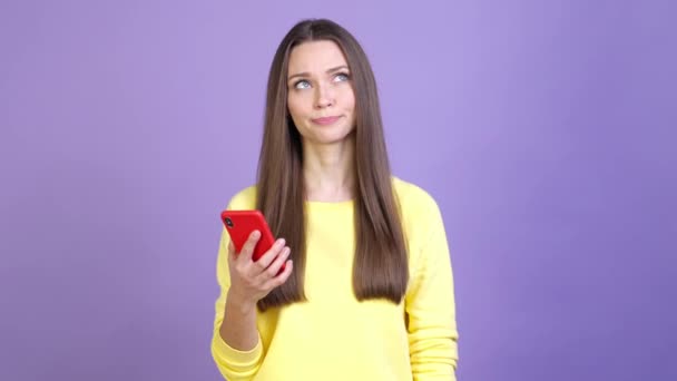Lady Antwort Anruf Gerät Chat-Hasser Person isoliert lebendige Farbe Hintergrund — Stockvideo