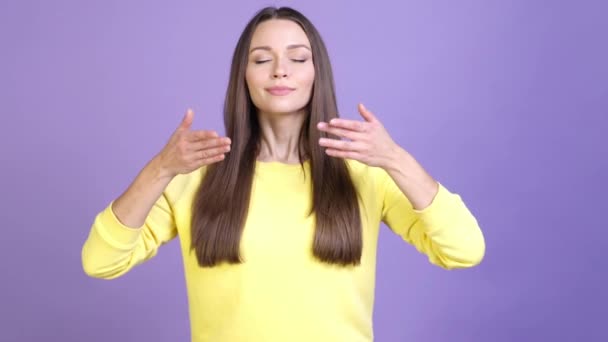 Lady doen chakra stress vrije mentale praktijk geïsoleerde glans kleur achtergrond — Stockvideo