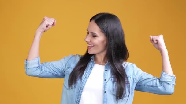 Itsevarma itsenäinen nainen näyttää hänen lihaksia eristetty elävä väri tausta — kuvapankkivideo