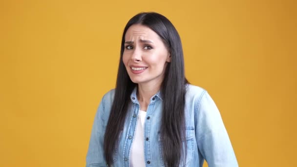 Lady versehentlich teilen Gerücht isoliert lebendige Farbe Hintergrund — Stockvideo