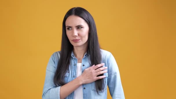 Lady ceppo braccia dopo la giornata di lavoro isolato lucentezza colore sfondo — Video Stock