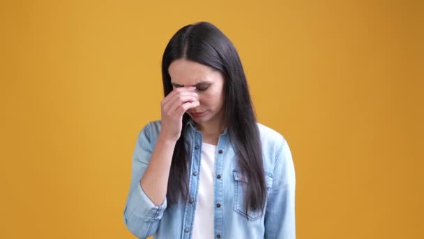 Señora se siente mal migraña fiebre covid aislado color vibrante fondo — Vídeos de Stock
