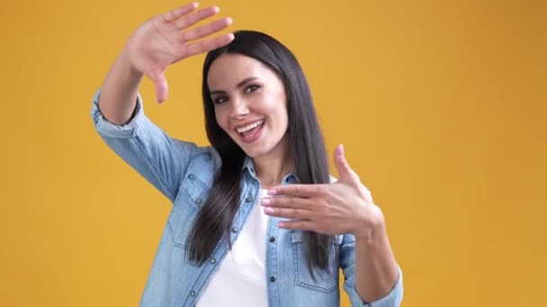 Barátnő, hogy portré kezét küldeni szeretet jel elszigetelt élénk szín háttér — Stock videók