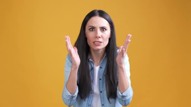 Dame frustrée crier scandale fort isolé fond de couleur vibrante — Video