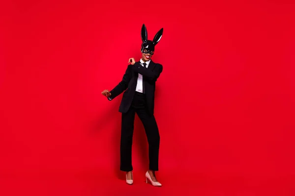 Πλήρης φωτογραφία μεγέθους του νεαρού άνδρα γυναίκα φορούν κοστούμι high-heels εκδήλωση καρναβάλι απομονωμένο πάνω από το κόκκινο χρώμα φόντο — Φωτογραφία Αρχείου
