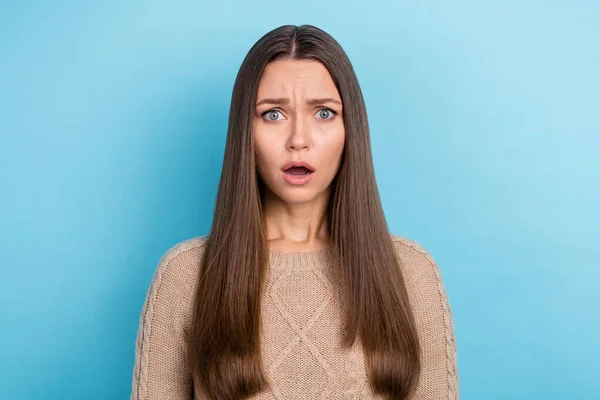 Porträt von attraktiven besorgt empört braunhaarige Mädchen schlechte Nachrichten Reaktion isoliert über helle blaue Farbe Hintergrund — Stockfoto