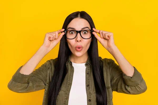 Foto della signora millenaria impressionato indossare occhiali vestito kaki isolato su sfondo di colore giallo — Foto Stock