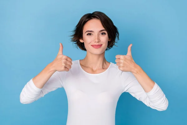 Retrato de encantadora senhora positiva mostrando polegar-up recomendar produto oferta isolada no fundo de cor azul — Fotografia de Stock
