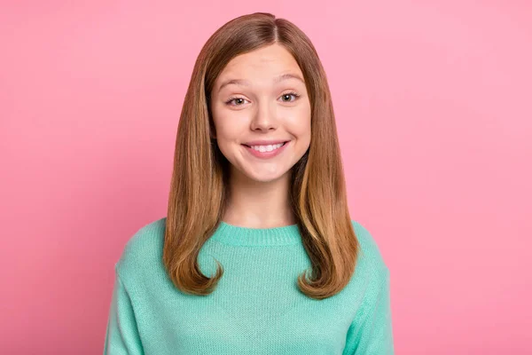 Fénykép a fiatal szép lány okos magabiztos viselni alkalmi ruhák jó hangulat elszigetelt felett rózsaszín szín háttér — Stock Fotó