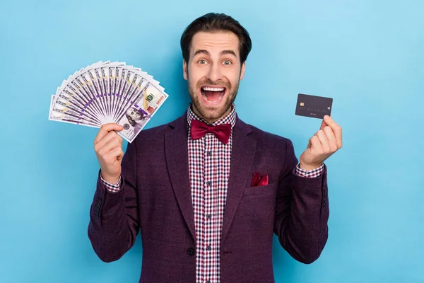 Foto van elegante extatische schreeuwen man win geld loterij adverteren credit card bank geïsoleerd op blauwe kleur achtergrond — Stockfoto