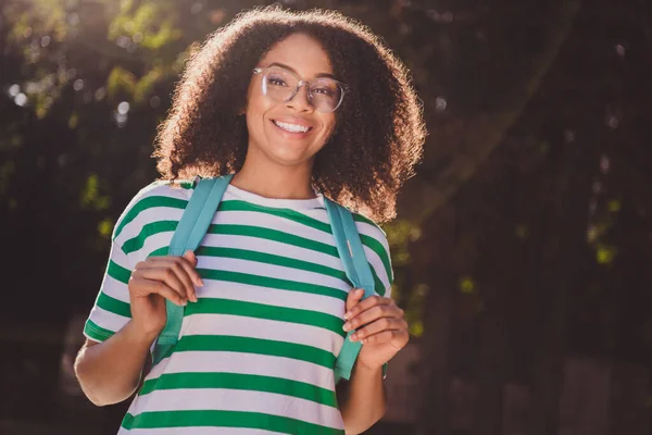 Foto van jong charmant Afrikaans schoolmeisje gaan college brillen intelligente reis toerist buiten — Stockfoto