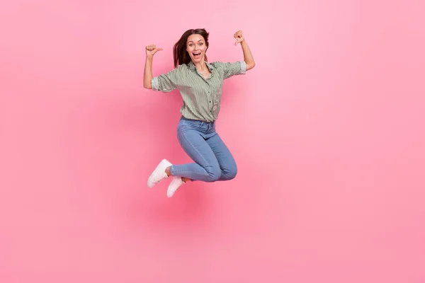 Full size foto di fresco giovane bruna signora salto vestito jeans scarpe isolate su sfondo di colore rosa — Foto Stock