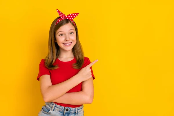 Foto de muito doce menina publicidade produto promoção desconto venda isolado no fundo de cor amarela — Fotografia de Stock