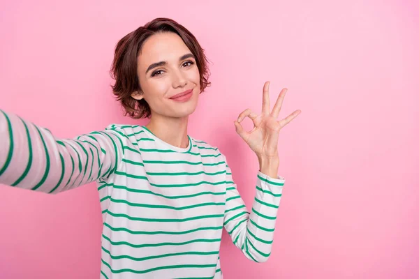 Auto-retrato de menina alegre atraente mostrando ok-sinal boa solução anúncio isolado sobre fundo cor pastel rosa — Fotografia de Stock
