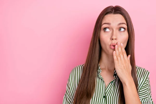 Foto da senhora morena milenar estressada olhar espaço vazio desgaste camisa isolada no fundo cor-de-rosa — Fotografia de Stock