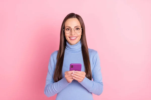 유쾌하고 매력적 인 여자가 전화를 걸고 있는 사진 파란색 터틀넥을 입고 핑크 색 배경 이 있다 — 스톡 사진