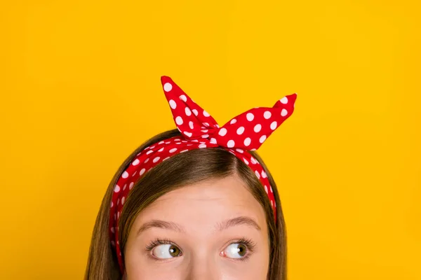 Beskuren bild av trevlig liten flicka look annons bära pannband isolerad på levande gul färg bakgrund — Stockfoto
