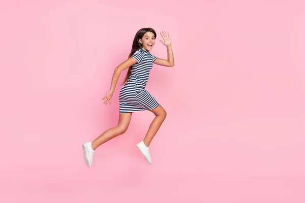 Foto Doce Menina Amigável Usar Vestido Listrado Saltando Alto Correndo — Fotografia de Stock