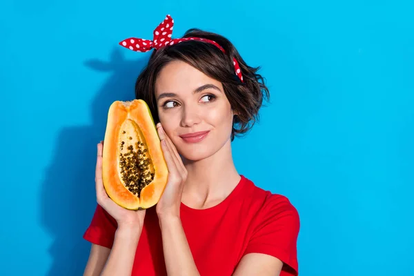 Foto Van Jong Schattig Meisje Nieuwsgierig Denken Kijken Lege Ruimte — Stockfoto