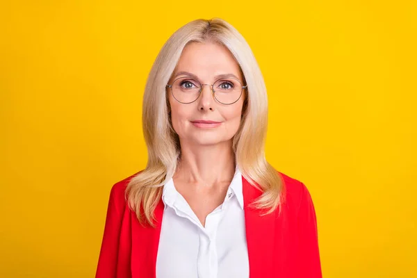 黄色の背景に隔離された魅力的な高齢ビジネス女性スマートアイウェアエージェントマネージャーの写真 — ストック写真