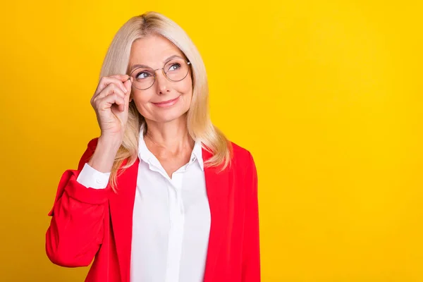 Foto Mentalità Anziana Donna Occhiali Interessati Piano Guardare Spazio Vuoto — Foto Stock