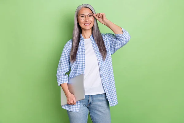 Fénykép a főnök régi fehér frizura hölgy hold laptop visel szemüveg kék ing elszigetelt zöld színű háttér — Stock Fotó