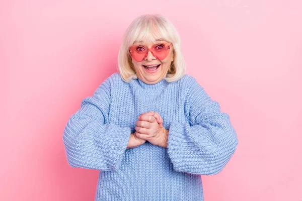 Portrét atraktivní ohromený veselý šedovlasá žena skvělá zpravodajská reakce izolované přes růžové pastelové barvy pozadí — Stock fotografie