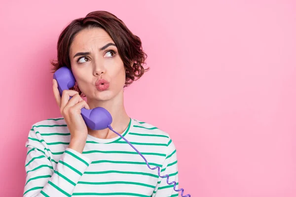 Portret van aantrekkelijke sullen bezorgd grappige girly meisje praten op telefoon kopieerruimte nieuws geïsoleerd over roze pastel kleur achtergrond — Stockfoto